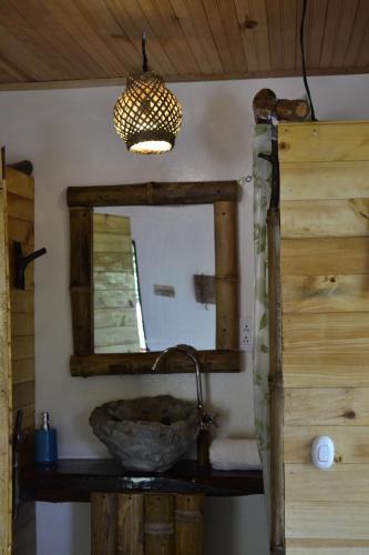 a bathroom with a sink and a mirror at Habitación Las Bromelias, Pijao, Finca Flora del Rio in Pijao