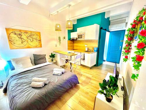 um quarto com uma cama com duas toalhas em *Tropical*Hyper centre *Fibre Wifi*Studio em Salon-de-Provence