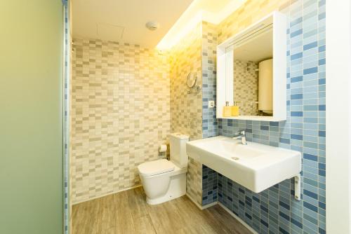 a bathroom with a toilet and a sink and a mirror at Apartamentos con encanto en el centro de Granada in Granada