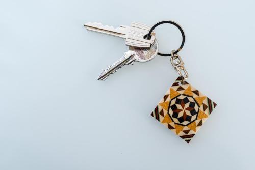 a pair of keys on a key chain at Apartamentos con encanto en el centro de Granada in Granada