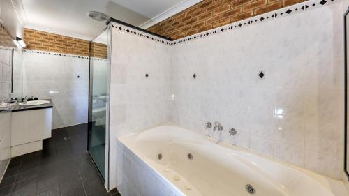 Ένα μπάνιο στο Hamilton Henry Parkes Motor Inn