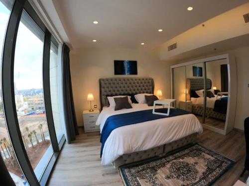 Un pat sau paturi într-o cameră la Luxury Apartment in DAMAC Towers