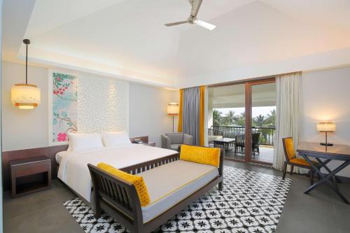 Postel nebo postele na pokoji v ubytování Radisson Resort Pondicherry Bay