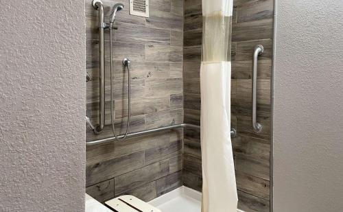 een badkamer met een douche en houten wanden bij Motel 6 Marianna, FL in Marianna