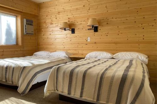 Stork Nest Inn tesisinde bir odada yatak veya yataklar