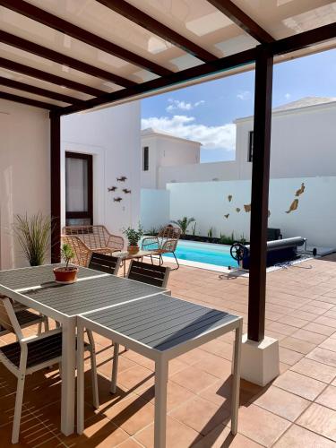Splendid Casa Papagayo, heated pool, roofterrace with views and Wifi