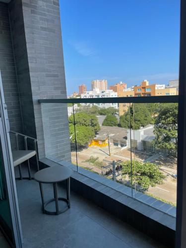 a balcony with a table and a view of a city at Apartasuite de lujo Distrito 90 in Barranquilla