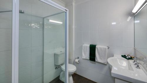 Ένα μπάνιο στο Hamilton Henry Parkes Motor Inn