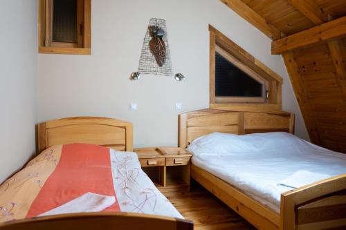 a bedroom with two twin beds and a window at Apartments Peggy in Jahorina