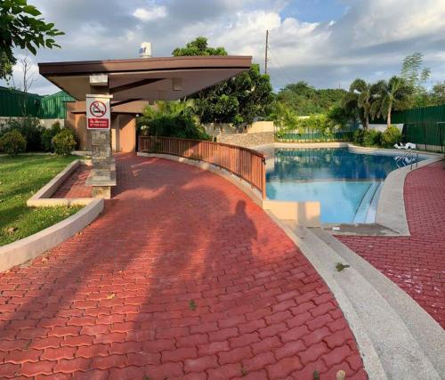 ein Schwimmbad ohne Parkschild daneben in der Unterkunft At Home Condo With Free Pool Access in Manila