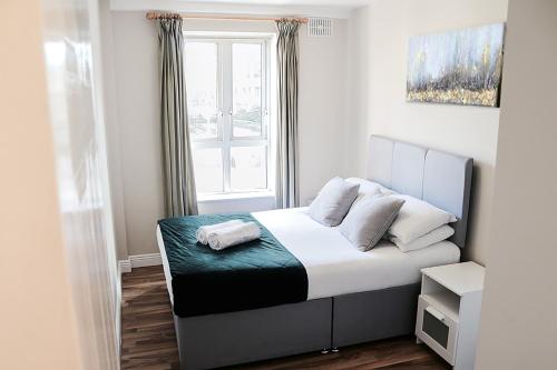 een kleine slaapkamer met een bed en een raam bij Harbour Square House in Dublin