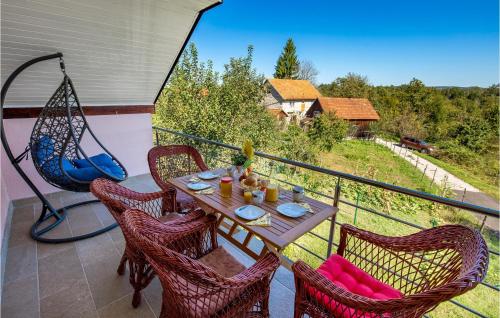 a patio with a table and chairs on a balcony at Amazing Home In Bosiljevo With Kitchen in Bosiljevo
