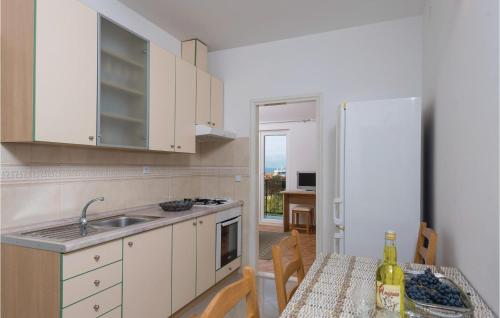 Η κουζίνα ή μικρή κουζίνα στο One-Bedroom Apartment In Trpanj