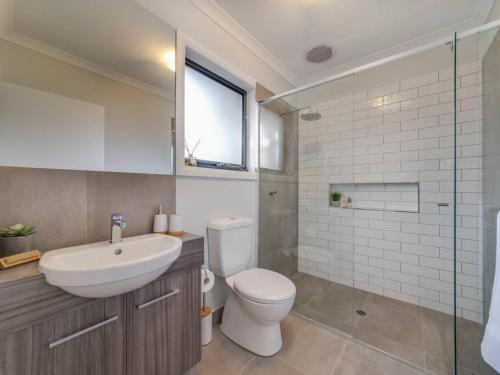 W łazience znajduje się toaleta, umywalka i prysznic. w obiekcie Merchant's Court, Quiet and Central 3 bedroom townhouse w mieście Wangaratta
