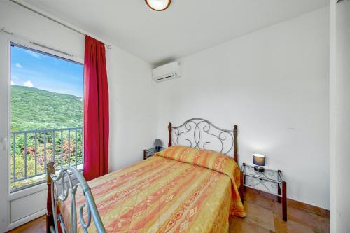 Ένα ή περισσότερα κρεβάτια σε δωμάτιο στο Appartement cosy à Sartène 49 m² avec vue montagne