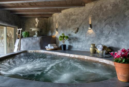 a large jacuzzi tub in a room at Delamore Lodge in Oneroa