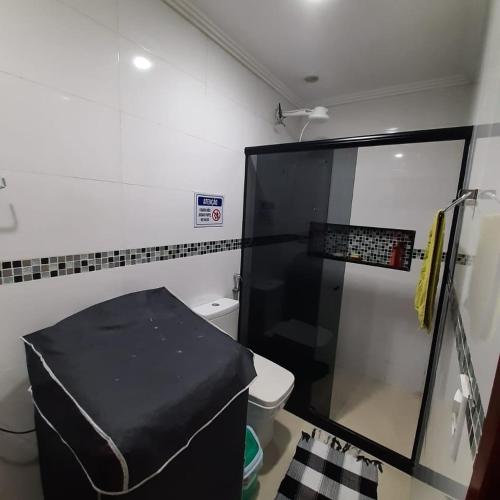 a bathroom with a black counter and a toilet at Casa com 2 quartos na Prainha em Arraial do Cabo, 20 METROS DA PRAIA in Arraial do Cabo