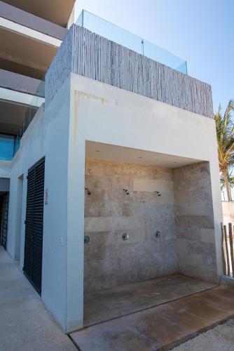 a building with a wall with a garage at HERMOSO DEPATAMENTO EN PLAYA PROGRESO in Chicxulub