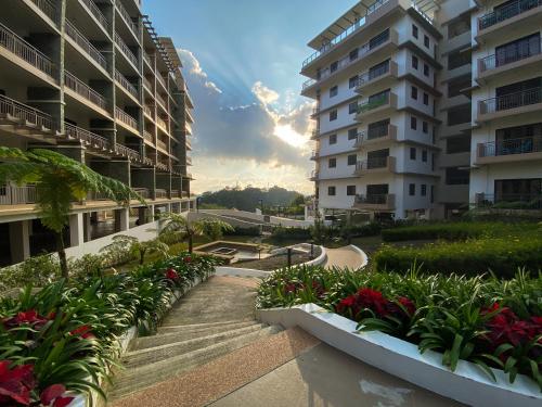 vistas a un complejo de apartamentos con flores y edificios en Bristle Ridge 2 bedroom Panoramic View, en Baguio