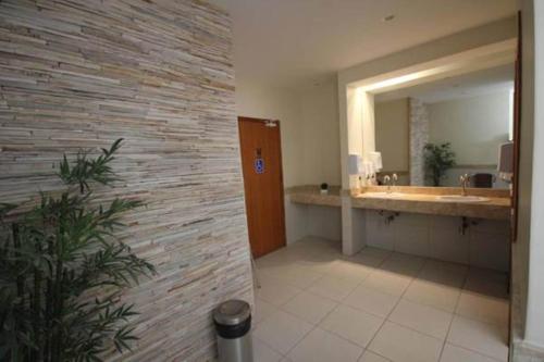 bagno con grande lavandino e specchio di Flat Golden Coast a Rio de Janeiro