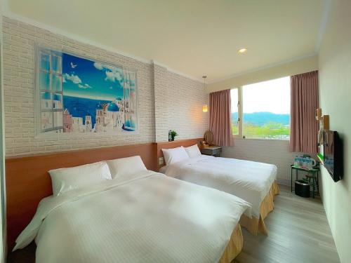 pokój hotelowy z 2 łóżkami i oknem w obiekcie Xingyue 2 Guesthouse w mieście Yuchi