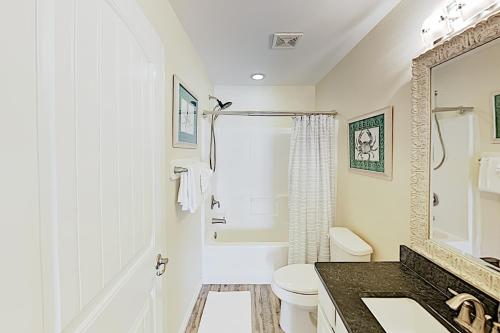 Bathroom sa Leeward Manor