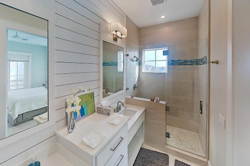 y baño blanco con lavabo y ducha. en Palmilla Beach Resort Building 136 Unit 301, en Port Aransas