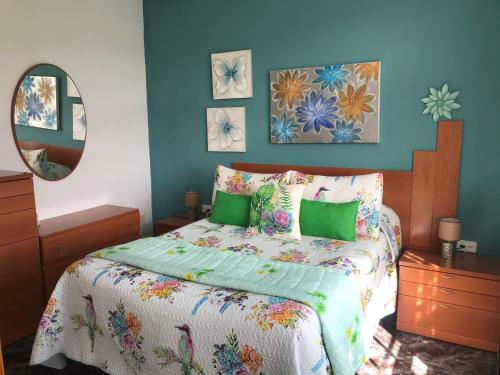 1 dormitorio con cama y espejo en La Casita de Omar en el corazón de Anaga y La Laguna, en Las Mercedes