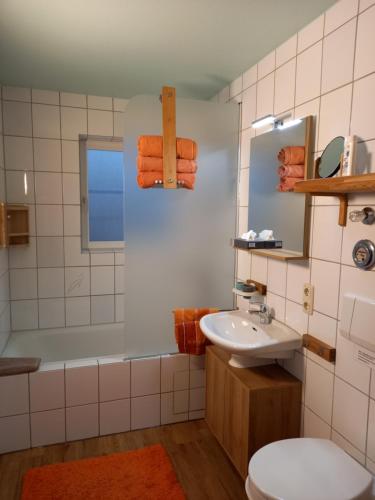 ein Badezimmer mit einem Waschbecken, einem WC und einer Badewanne in der Unterkunft Ferienwohnung Unglert in Wertach