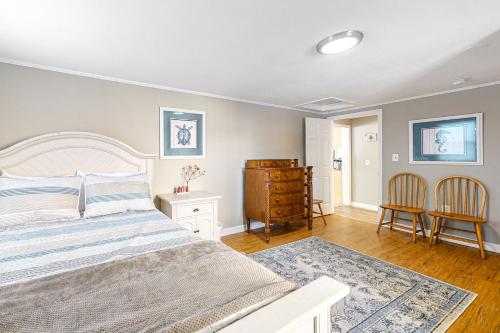 Un dormitorio con una cama grande y dos sillas. en To Beach Its Own, en Wells