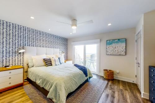 Ένα ή περισσότερα κρεβάτια σε δωμάτιο στο Oceanfront townhouse with ocean views, central AC, WiFi, & outdoor pool