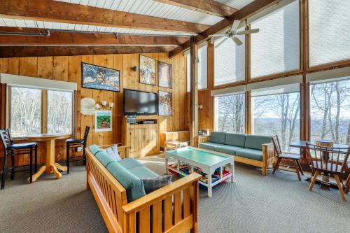 ウィルミントンにあるSnow Country Homeのソファとテーブルのあるリビングルーム
