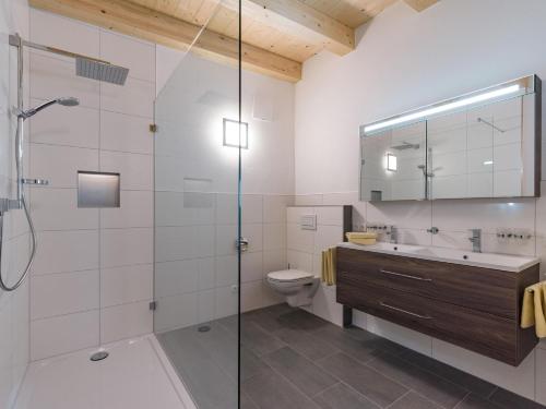 a bathroom with a shower and a toilet and a sink at Dani's Ferienwohnung in Söll