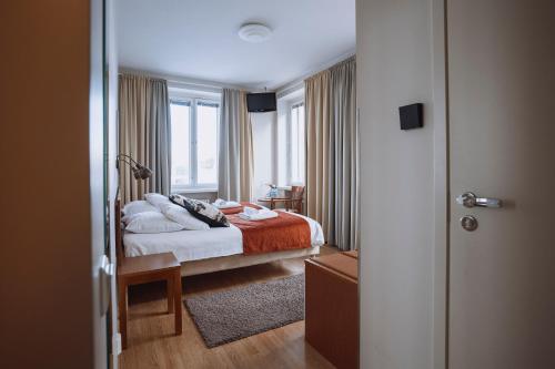En eller flere senge i et værelse på Hotelli Helmi