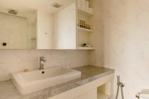 Ένα μπάνιο στο The Aristo 2 Condo Surin Beach