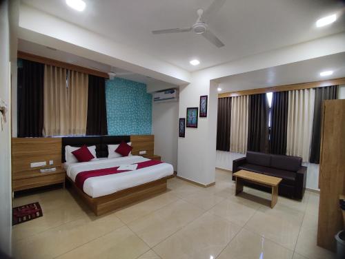 a hotel room with a bed and a chair at Hotel Newyork Inn in Anand