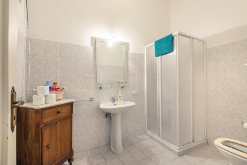 een badkamer met een wastafel, een douche en een toilet bij Casa Vacanze Nonna Norma in San Miniato