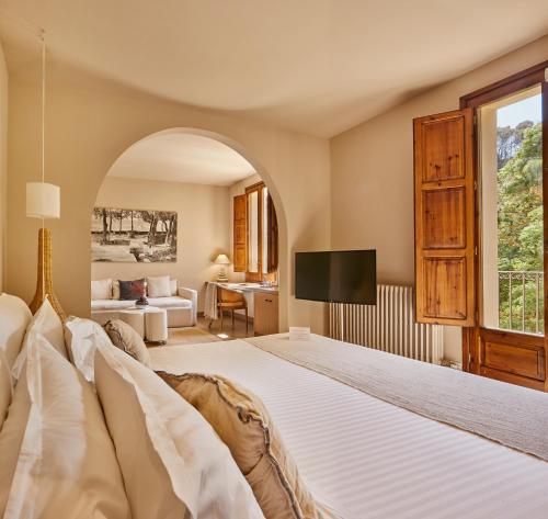 En eller flere senge i et værelse på Mas Salagros EcoResort & SPA