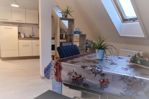 ローバウにあるFerienwohnung und Apartment Löbau, Stadt- und messenahのキッチン、ダイニングルーム(テーブル、窓付)