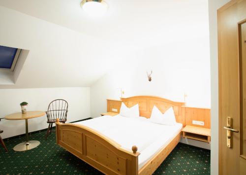 
Een bed of bedden in een kamer bij Landgasthof Schmuck
