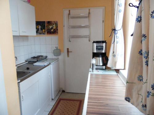 a small kitchen with a sink and a stove at Altstadt-Ferienwohnung in Weimar