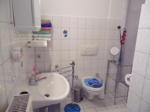 a bathroom with a sink and a toilet at Altstadt-Ferienwohnung in Weimar