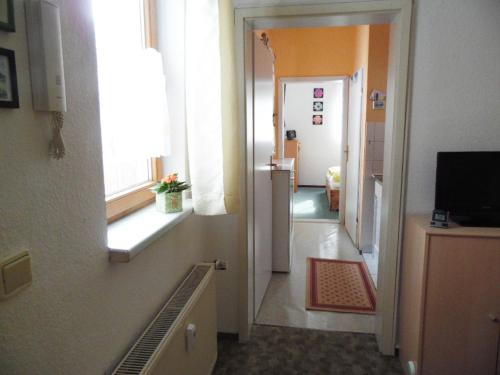 a room with a hallway with a window and a television at Altstadt-Ferienwohnung in Weimar