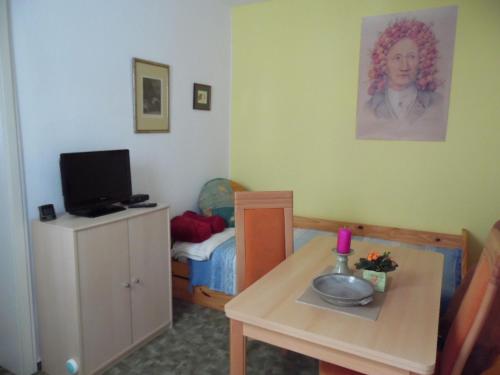 a small room with a table and a small room with a bed at Altstadt-Ferienwohnung in Weimar