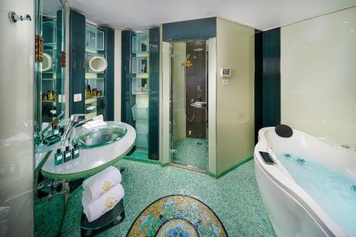 y baño con bañera y lavamanos. en Hotel Lisboa, en Macau