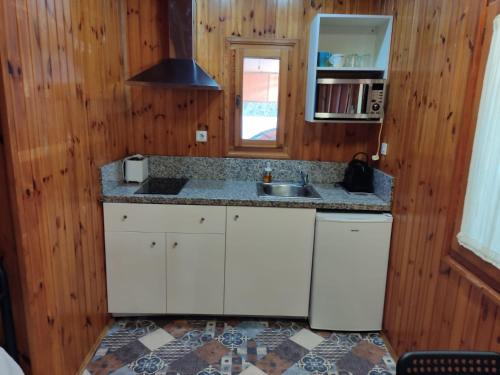 Kuchyňa alebo kuchynka v ubytovaní Bungalow con piscina cerca de la playa de Torre del Mar Ideal familias