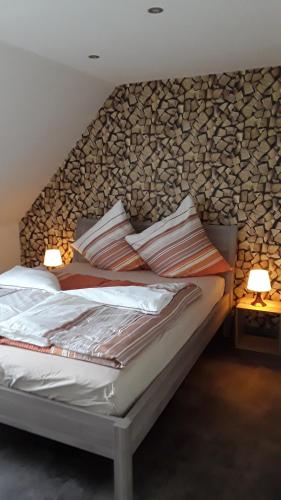 Postel nebo postele na pokoji v ubytování Ferienwohnung Harzer Wolf in Goslar/Sudmerberg