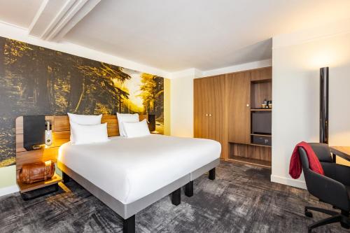 a hotel room with a bed and a tv at Novotel Bordeaux Centre Gare Saint Jean in Bordeaux