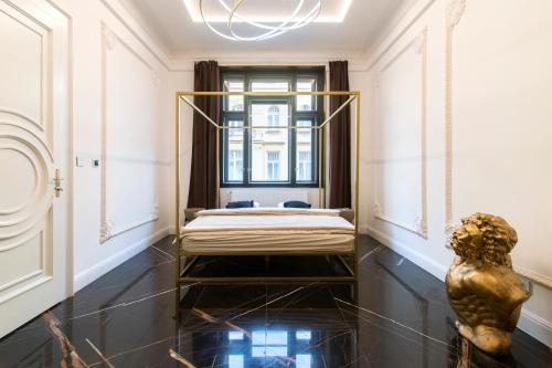 プラハにあるAntique Glam Apartment in Old Town Pragueのベッドと窓のある寝室