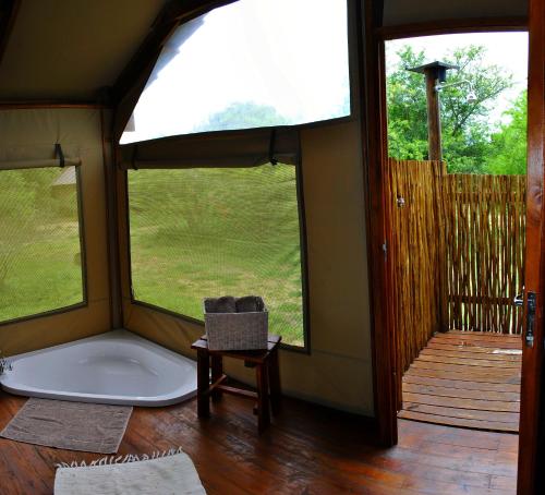 Photo de la galerie de l'établissement Lion Tree Top Lodge, à Guernsey Nature Reserve